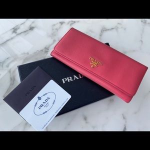 Prada saffiano wallet 💕